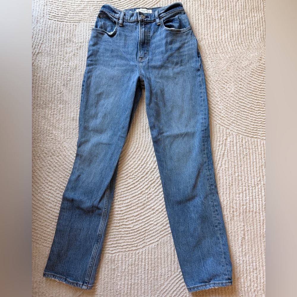 Abercrombie & Fitch Women's 90s Strwught Ultra High Rise in Medium Blue